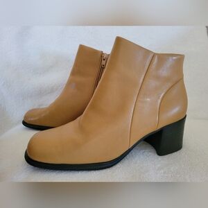 White Mt tan Fairchild ankle zipper boot, new never worn, size 8 1/2 medium